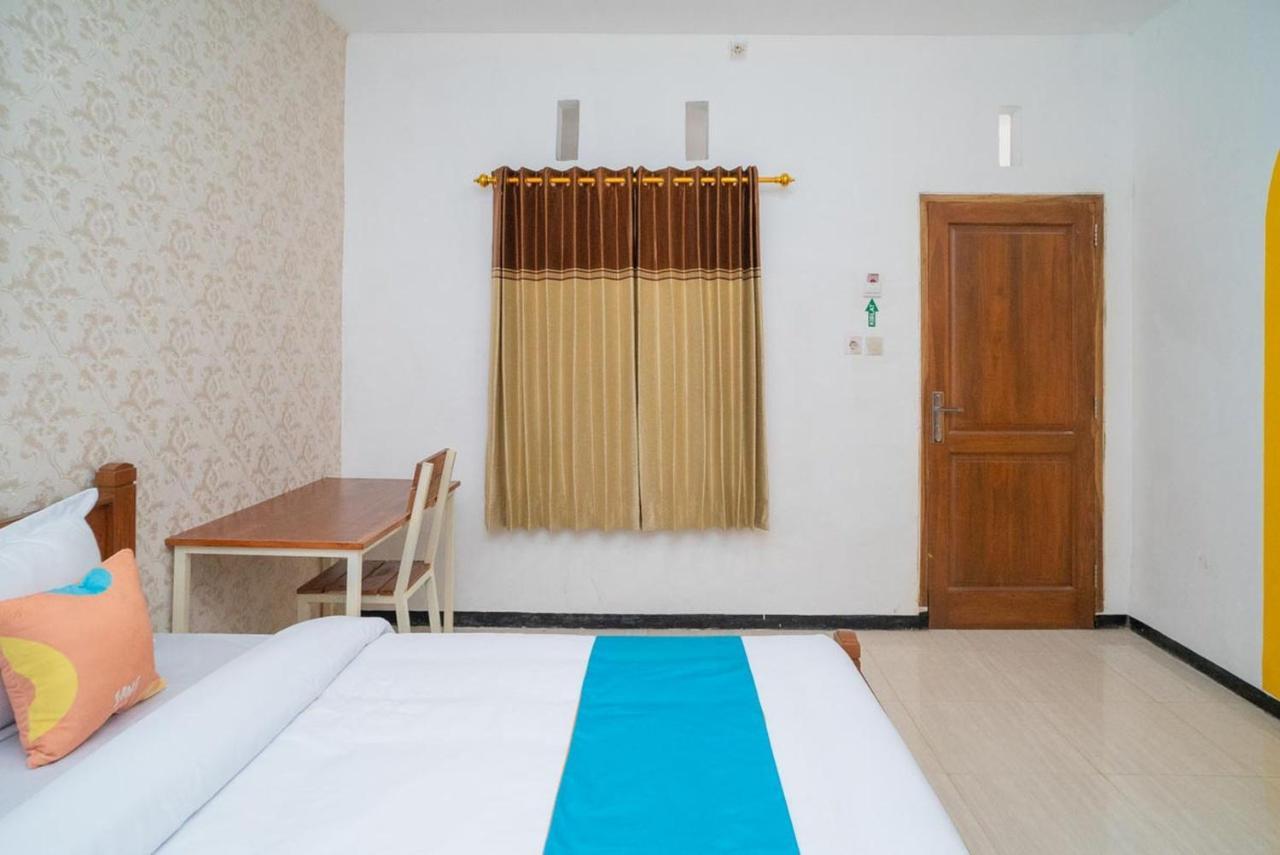 Sans Hotel Queen Batu Sumber Brantas Ngoại thất bức ảnh