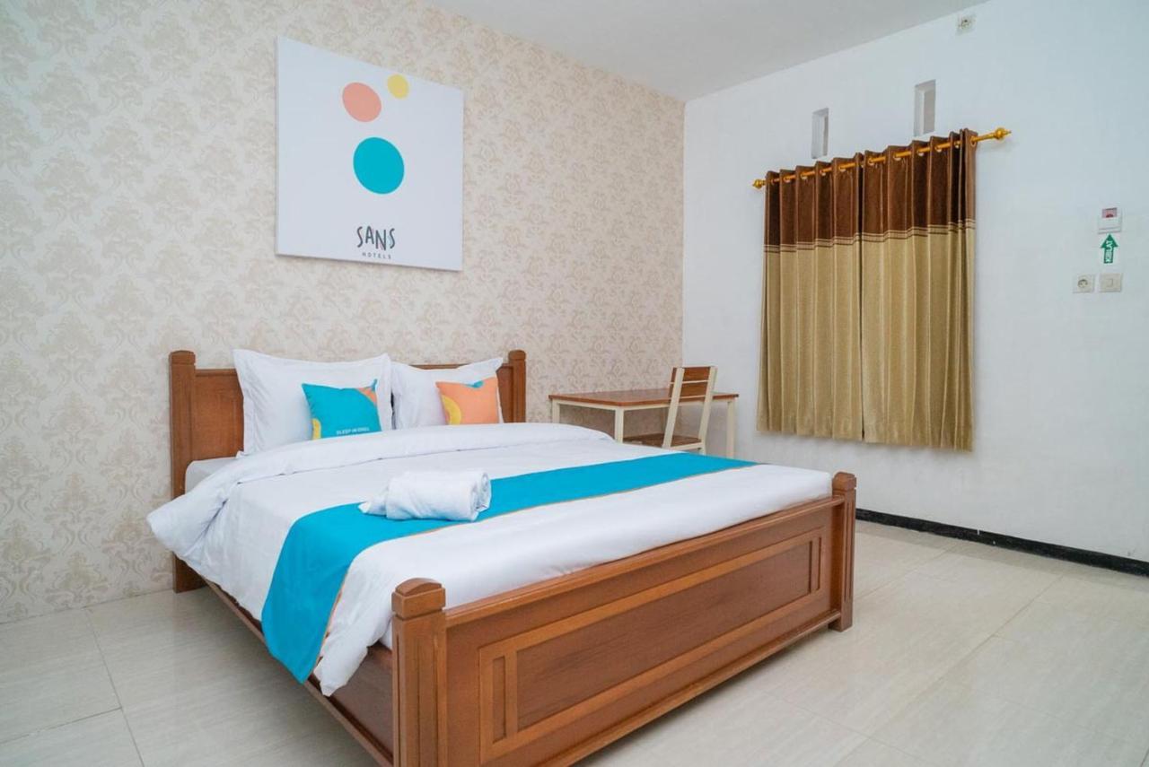 Sans Hotel Queen Batu Sumber Brantas Ngoại thất bức ảnh