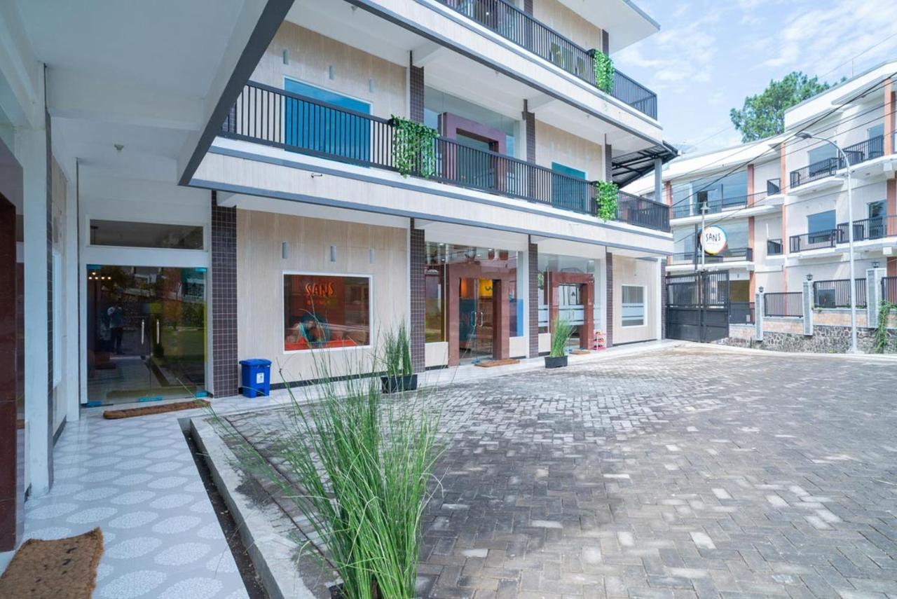 Sans Hotel Queen Batu Sumber Brantas Ngoại thất bức ảnh