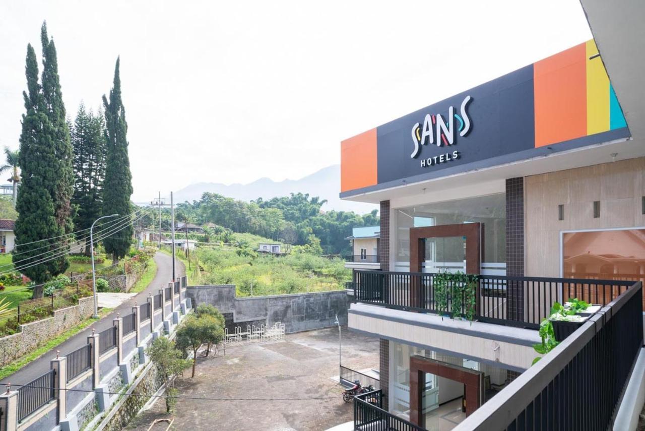 Sans Hotel Queen Batu Sumber Brantas Ngoại thất bức ảnh