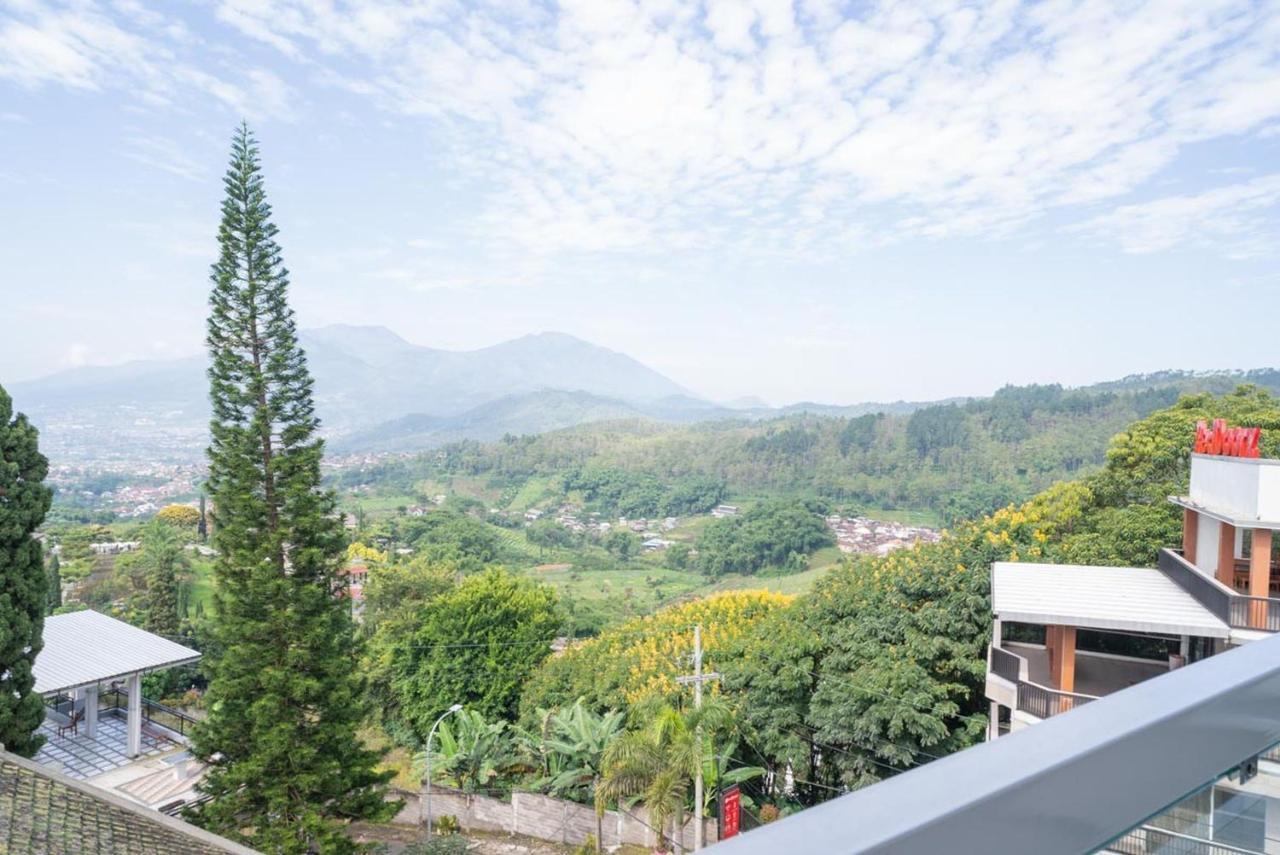 Sans Hotel Queen Batu Sumber Brantas Ngoại thất bức ảnh