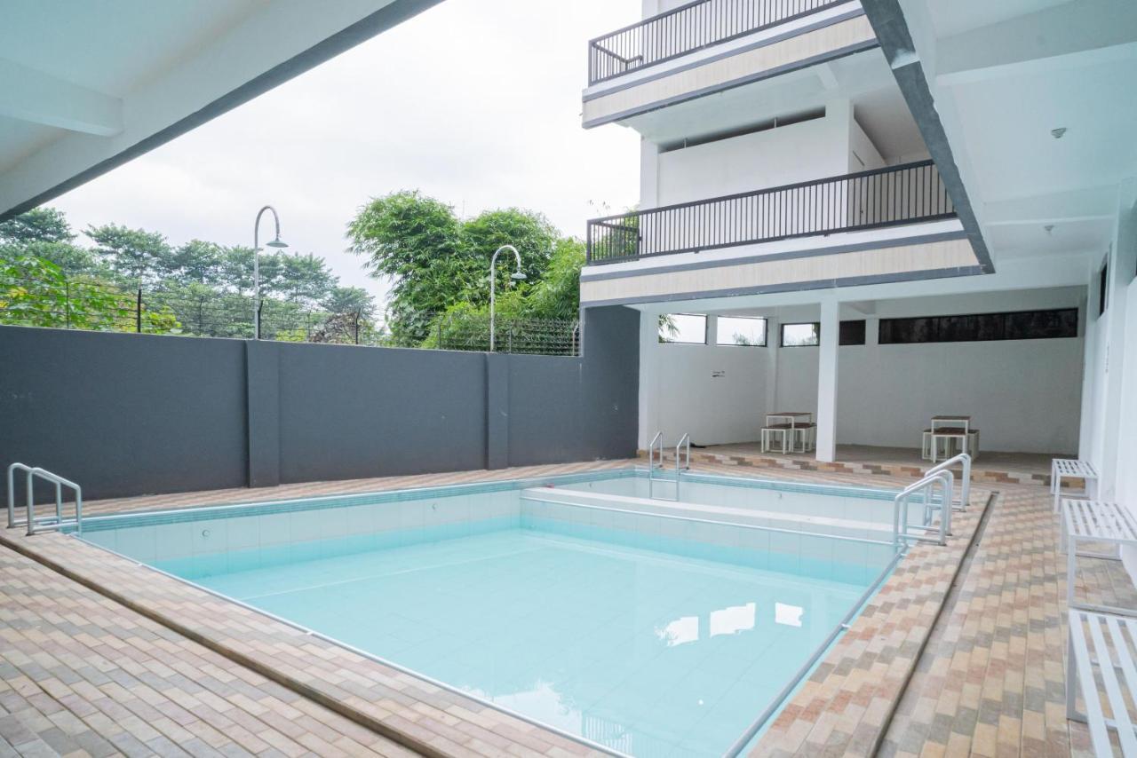 Sans Hotel Queen Batu Sumber Brantas Ngoại thất bức ảnh