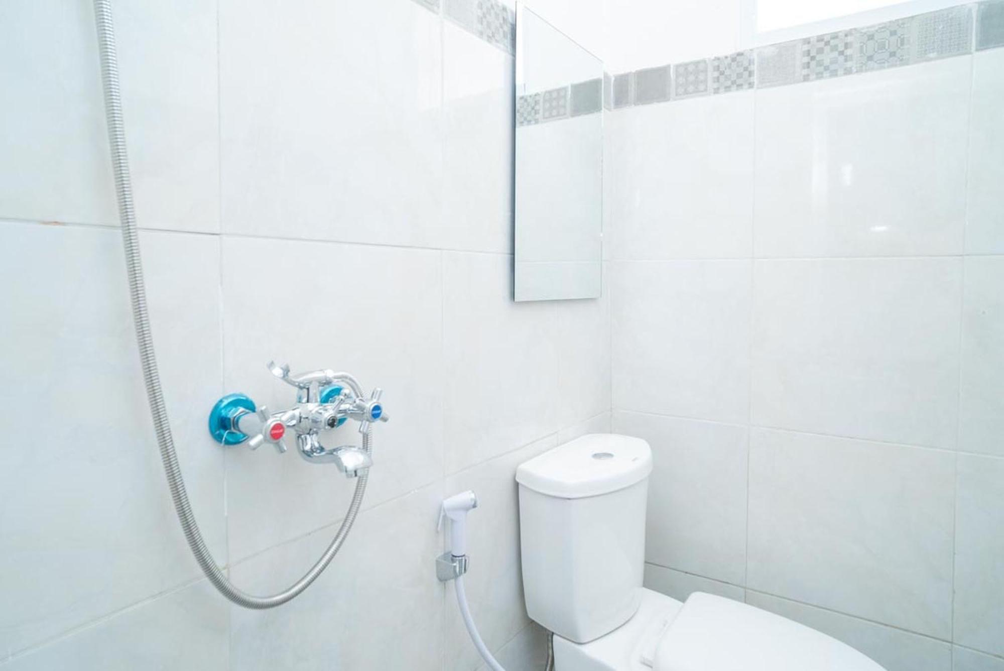 Sans Hotel Queen Batu Sumber Brantas Phòng bức ảnh